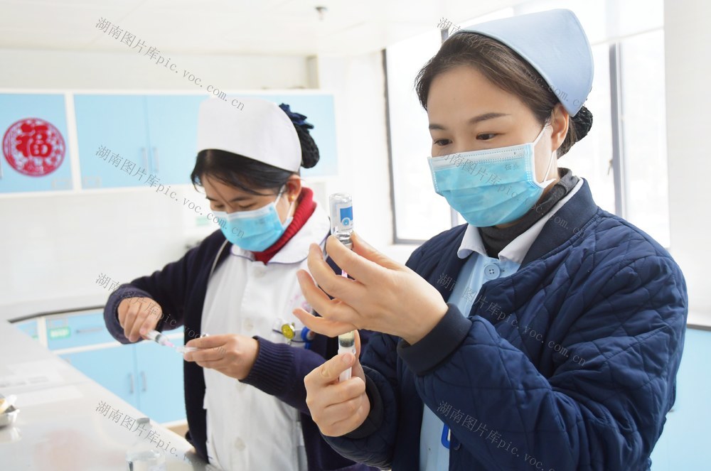 坚守岗位 辞旧迎新