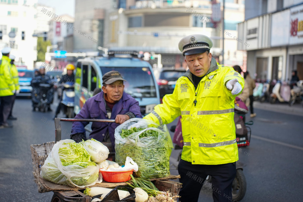 春节  交通出行  人车安全  菜农  人行道