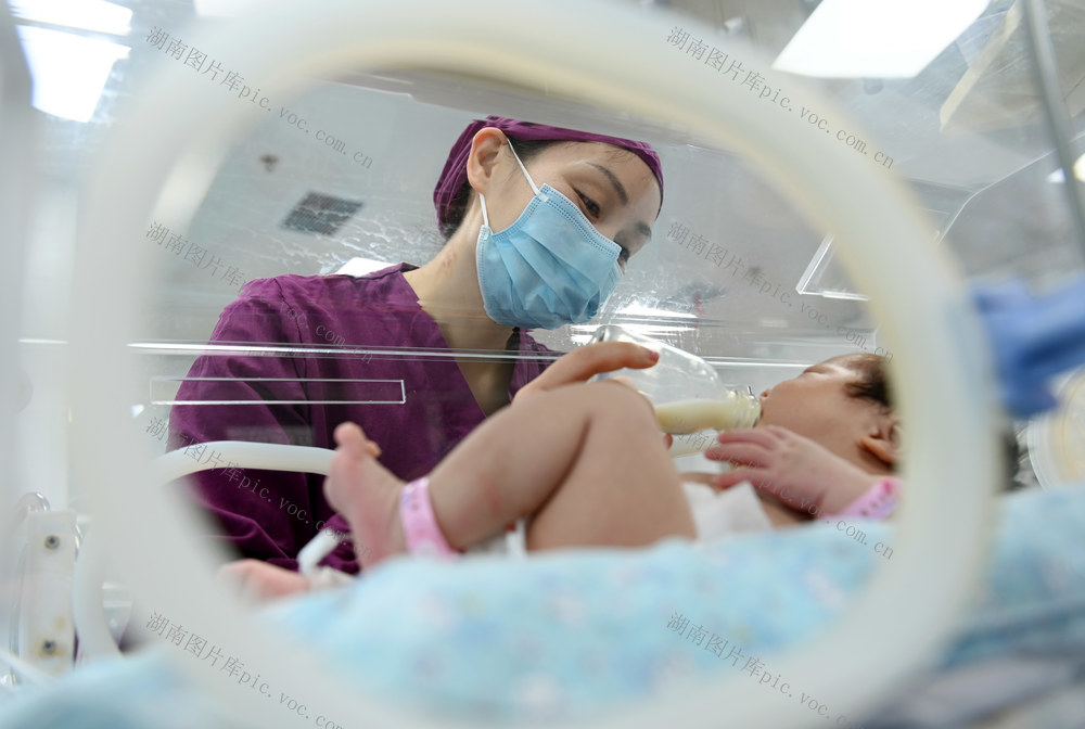 坚守 岗位 除夕 春节 守护 护理 新生儿 医务人员 患者 