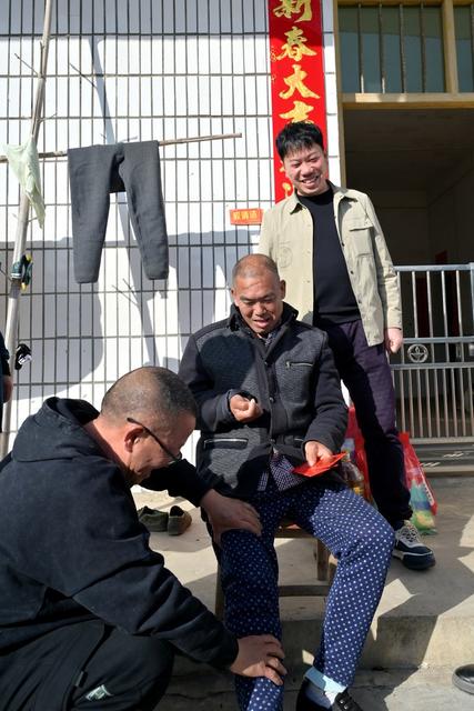 温暖  春节  慰问  困难户  爱心人士