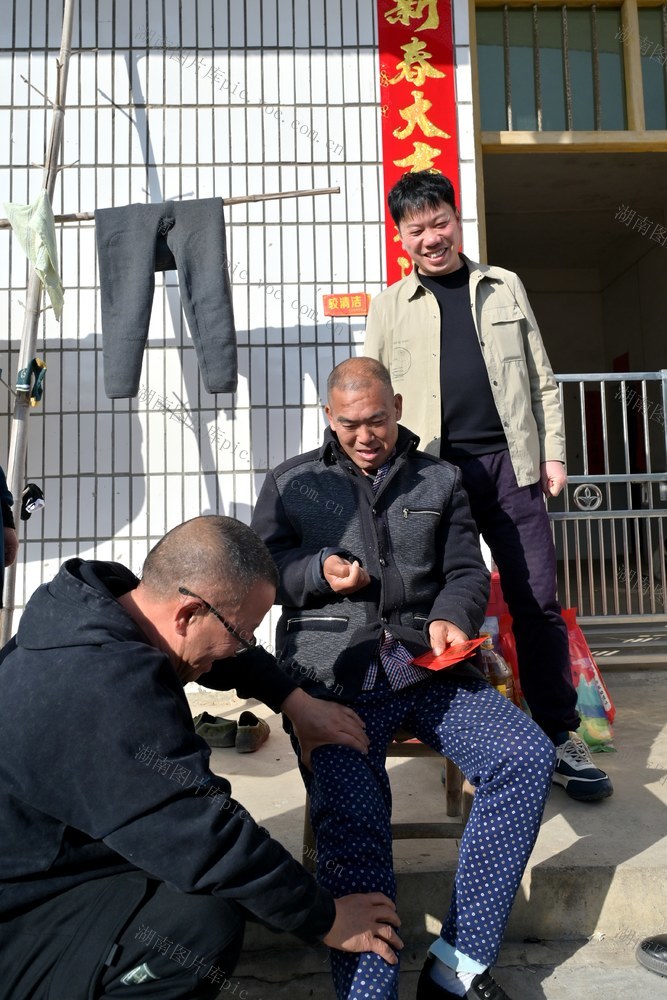 温暖  春节  慰问  困难户  爱心人士