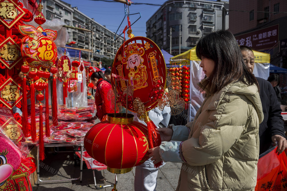 通道 城东 市场 市民 购买 新春 饰品
