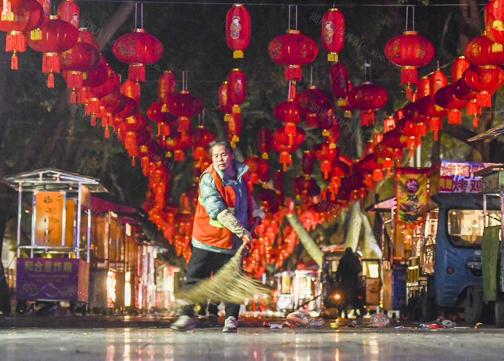 坚守岗位 
道县
过除夕