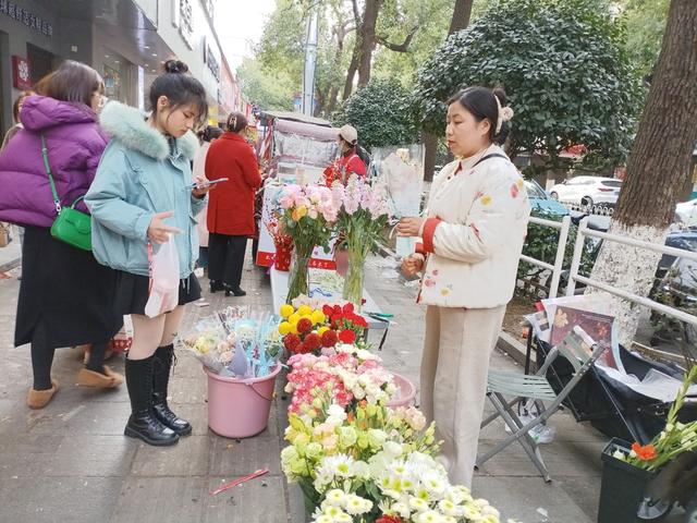 买上一束鲜花，给亲朋好友长辈拜年  成为时尚