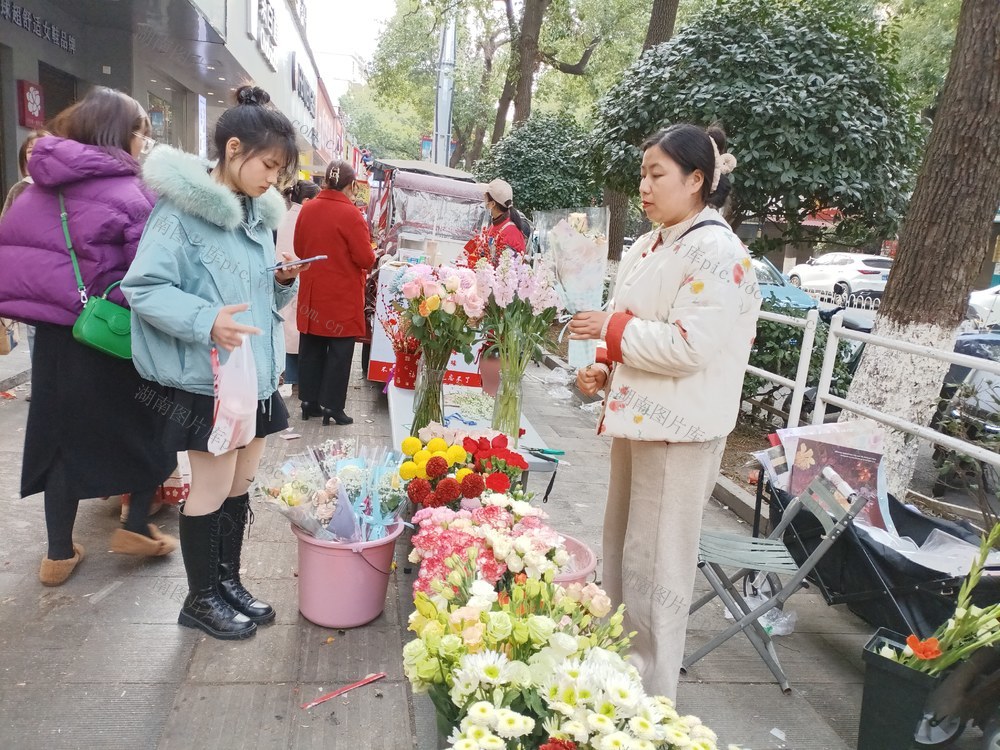 买上一束鲜花，给亲朋好友长辈拜年  成为时尚