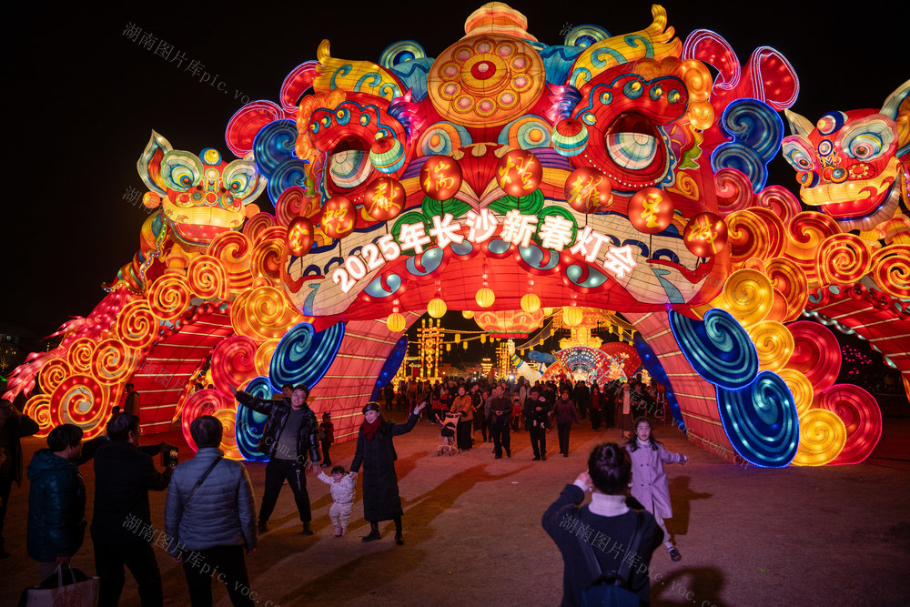 春节 长沙 华谊电影小镇 灯会 非遗 演出 打铁花 舞龙 舞狮 梅花桩南狮
