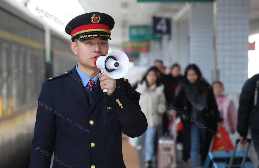春节 假期 坚守 岗位 铁路 交警