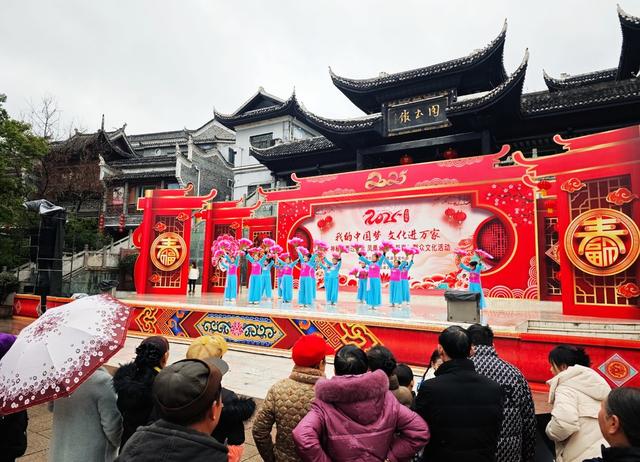 凤凰古城  文化广场  舞台 演员们  展演 民族歌舞 