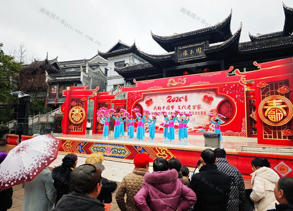 凤凰古城  文化广场  舞台 演员们  展演 民族歌舞 