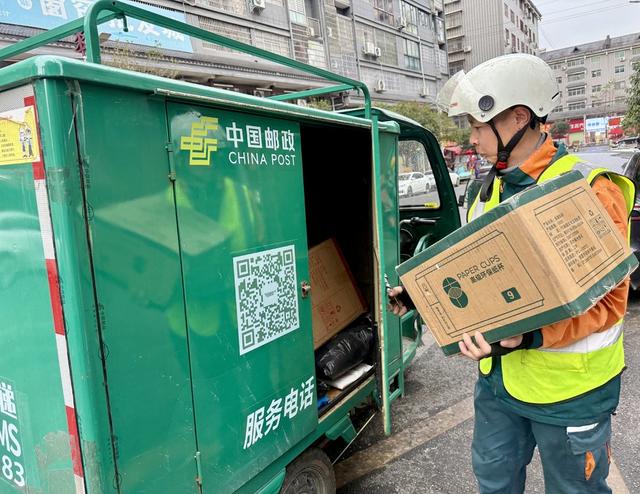 快递小哥配送忙
