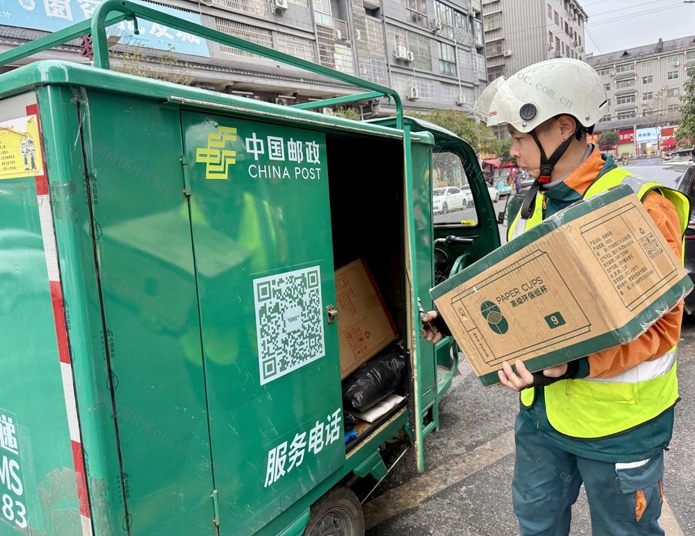 快递小哥配送忙
