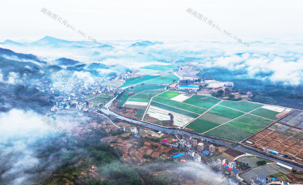 云雾  缭绕  乡村  仙境