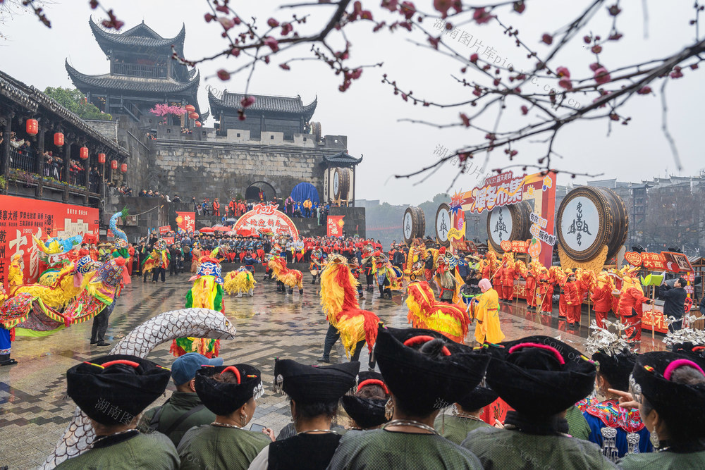 湖南省省级非物质文化遗产代表性项目《乾州春会》 濛濛细雨中为市民和游客呈上视觉盛宴和新春祝福