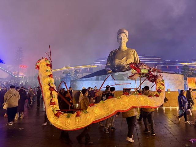 舞龙欢腾闹新春
