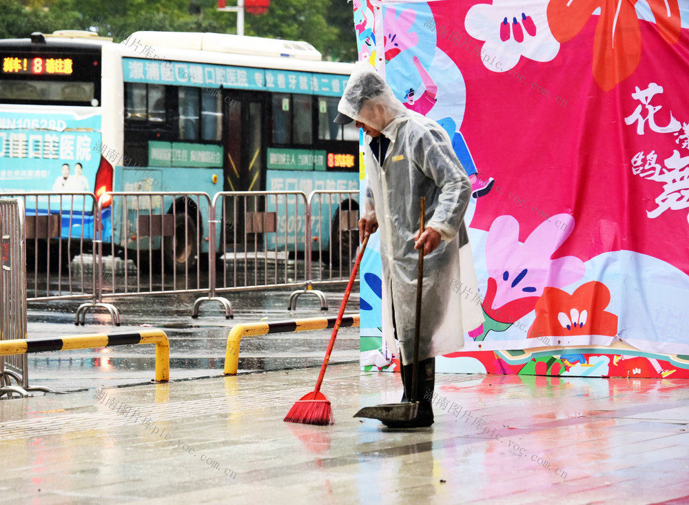 春节  假期  万家团圆  工作岗位  坚守
