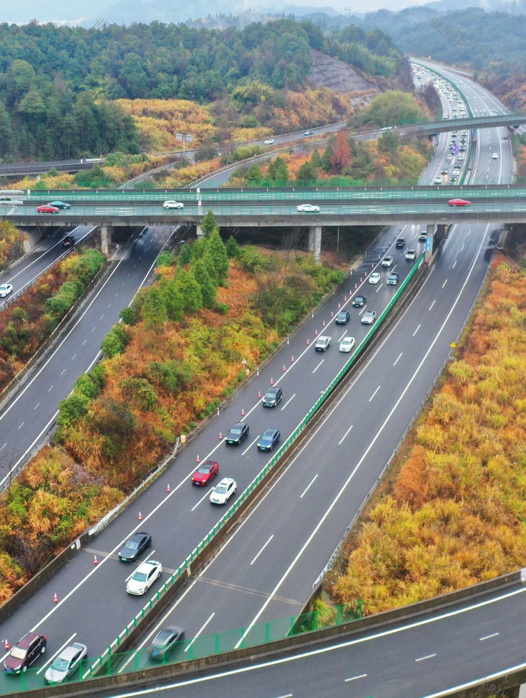 蓝山：高速公路迎来返程高峰