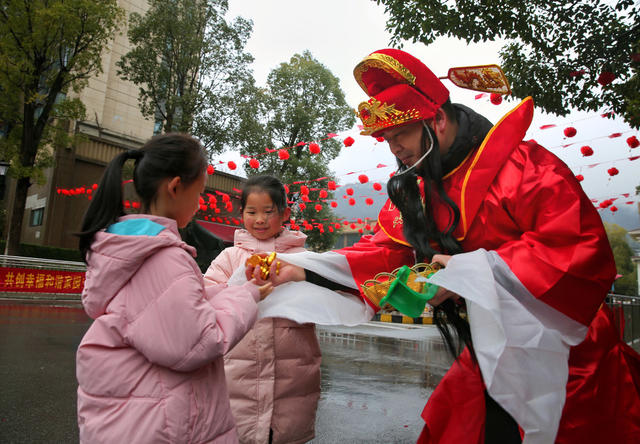 怀化园区里“财神”春节送元宝
