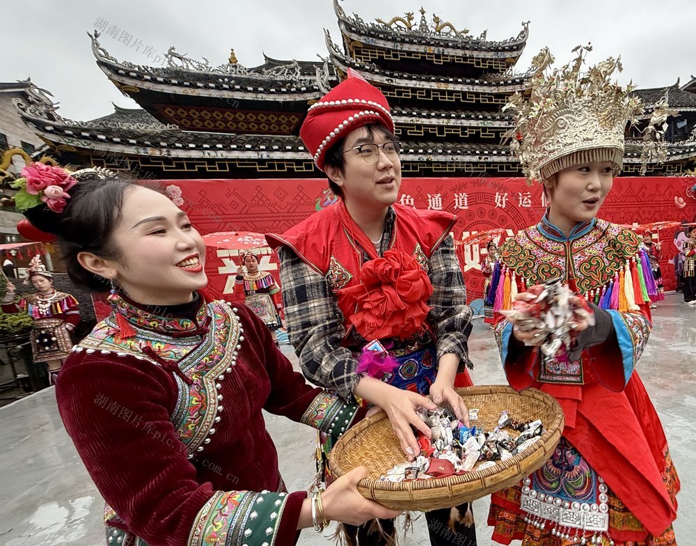 通道：新春佳节侗文化展魅力
     