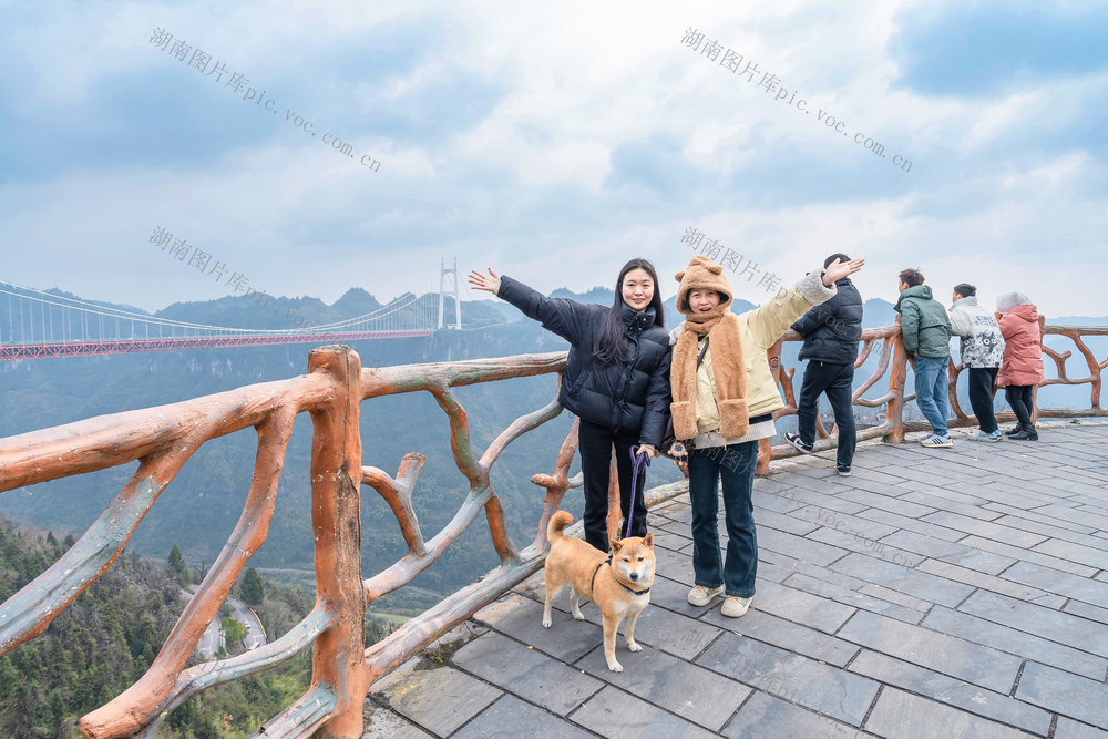立春   雨后阳光   矮寨奇观景区  游客拍照打卡游玩   乐享初春美好时光
