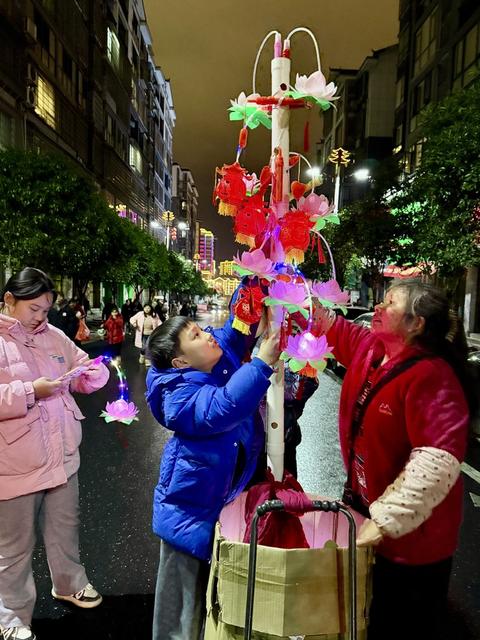 夜购感受年味
