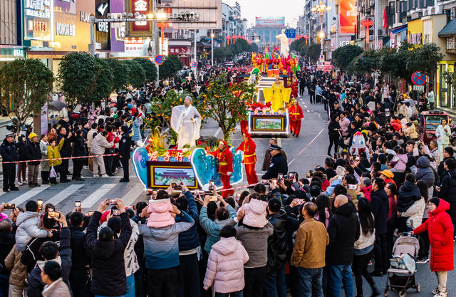 营田灯会万人空巷闹新春