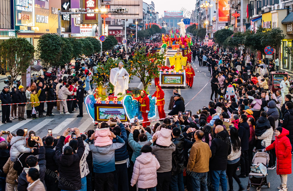 营田灯会万人空巷闹新春
