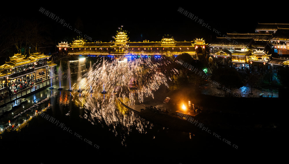 古镇,夜景,烟火,灯光秀,梦幻,节日,庆典,中国风,古建筑,建筑,夜空,绚丽,璀璨,表演,传统,灯光,文化,氛围,打铁花,火树银花,皇都侗寨,风雨桥,皇都风雨桥,古桥,烟花,流水,夜晚,喜庆,热闹,艺术,旅游目的地,著名景点