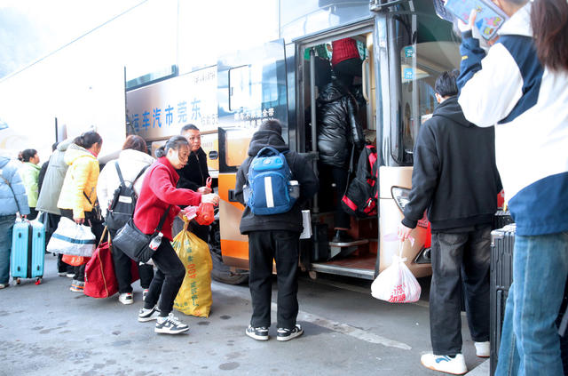 湖南桂东：免费 “直通车” 务工人员  返岗