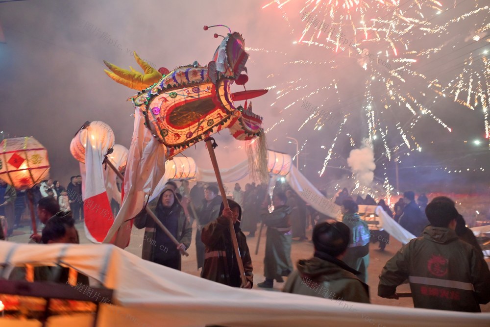 龙灯  春节  传统  拜年  新春