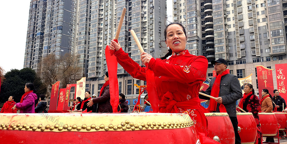 株洲晚报志愿者擂鼓闹元宵