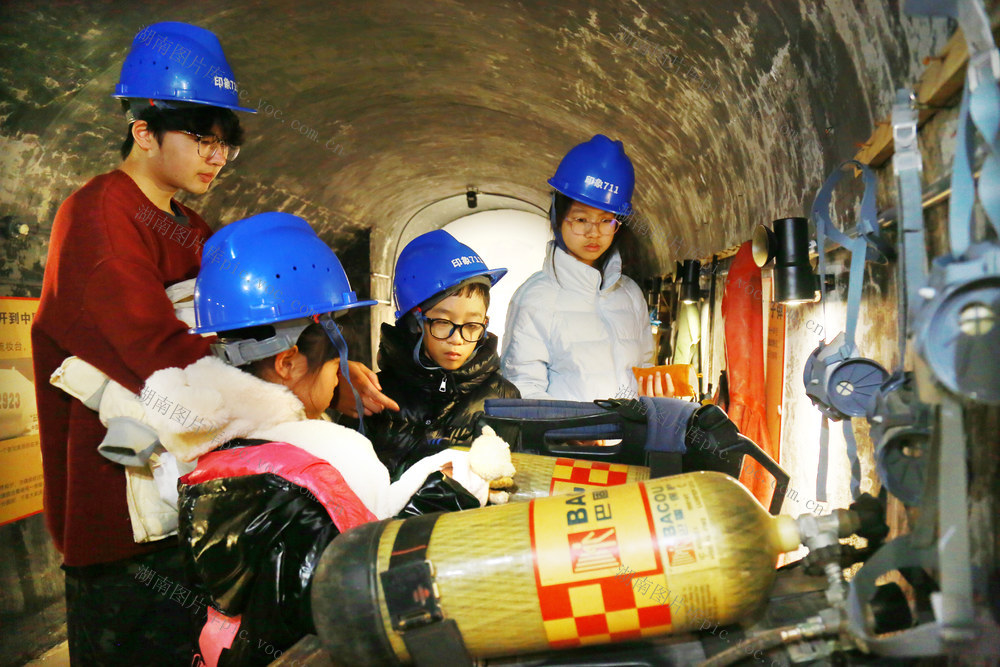 湖南  郴州  苏仙区  许家洞镇 
 711  时光小镇  防空洞  江苏南通  理工学院  大学生  黄袁罡  游客  参观 711  人防工程矿井   中国 原子弹   两弹一星 
 铀  711功勋铀矿  矿井  停产 
 研学  教育营地    国防  人防