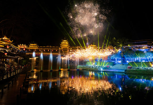 夜景
灯光
传统建筑
民族文化
节日庆典
少数民族
中国风
文化旅游
建筑之美
夜晚
庆典
旅游
民俗
聚会
传统
村落
民族特色
侗寨
皇都侗寨
新年
节假日
鼓楼
古镇
湖南通道
皇都风雨桥
打铁花
火树银花
烟花
灯光秀
烟火
古建筑
文化
唯美
浪漫
古镇风情
