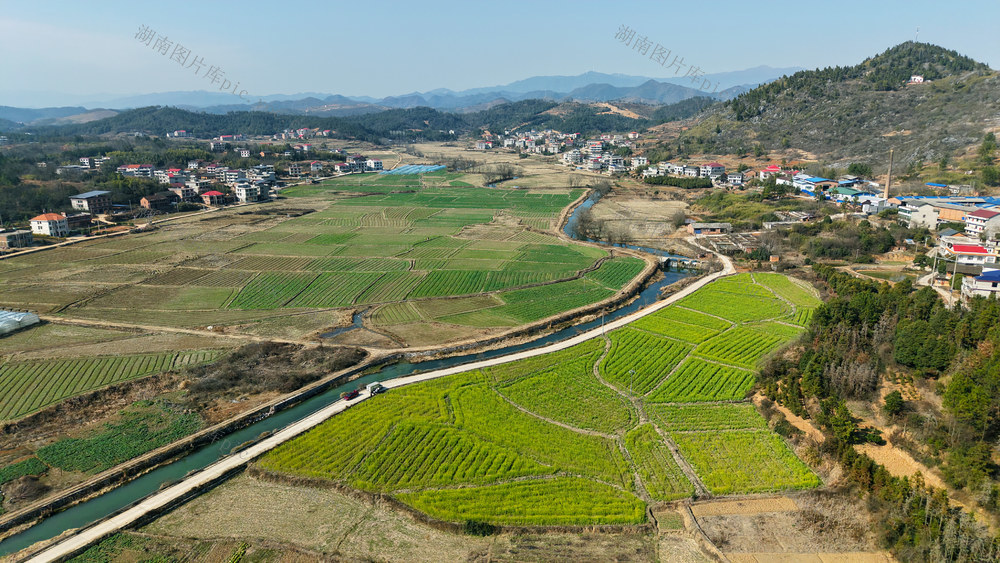 乡村 田园  河道  公路  青山  民居