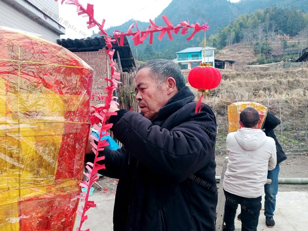 元宵 村民 扎龙灯