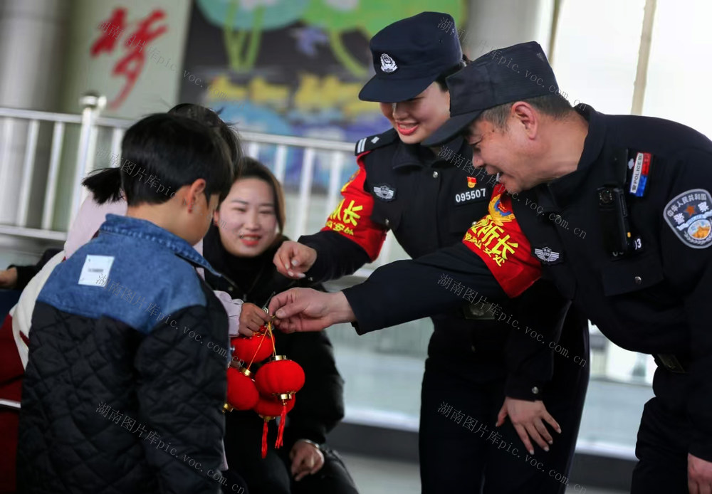 带着玩具上岗的执勤女警