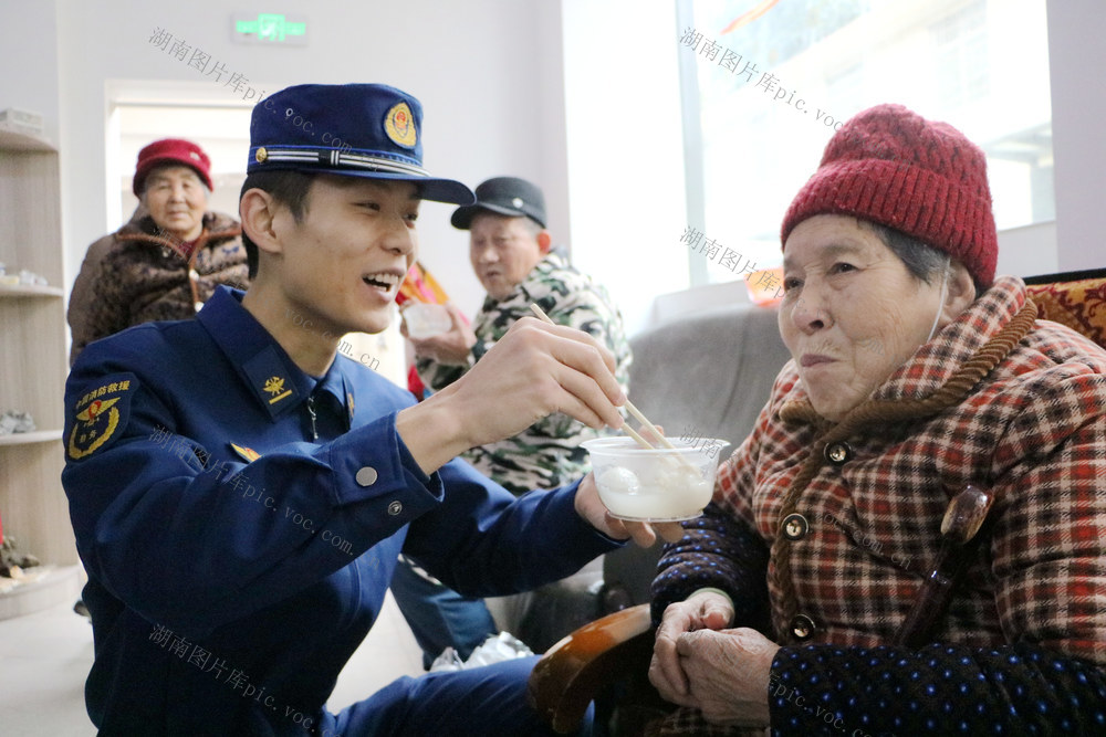 老人 赠送 煮食汤圆 元宵节