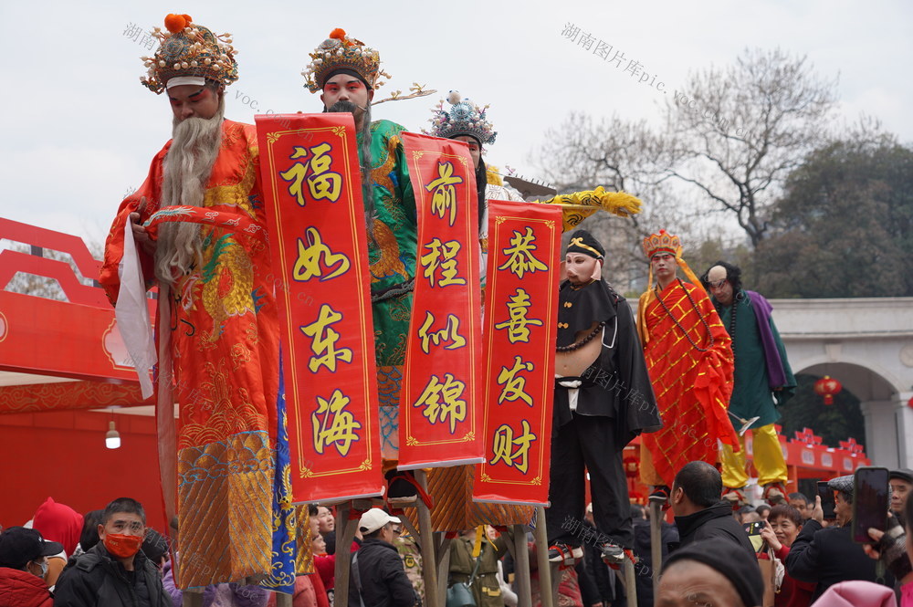2月11日，湖南省邵阳市“元宵非遗集市”在城南公园火热开市，群众可看、可吃、可玩，零距离感受非遗文化的魅力。