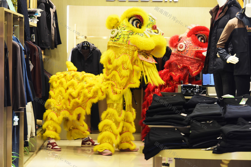 春节  元宵节  民俗活动  舞狮  送福