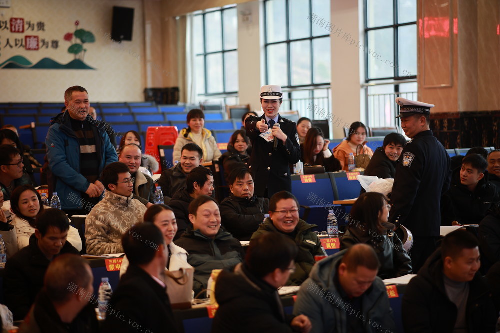 当天，该县教育局组织全县中小学幼儿园老师开展道路交通安全知识培训，通过与老师互动，讲解一盔一带、酒驾危害、农用车载人等交通安全知识以及如何正确佩安全头盔，并设置有奖问答环节，为参与者发放安全头盔。