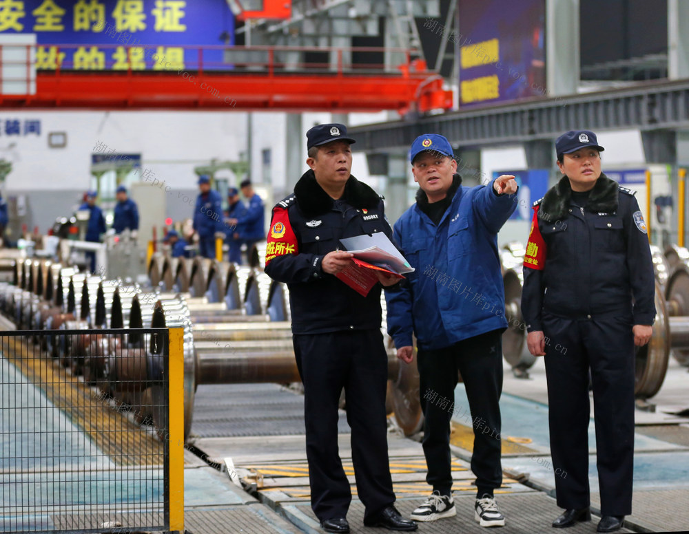 怀铁民警深入工厂进行复工安全宣传