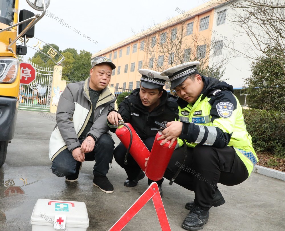    校车“体检”迎开学