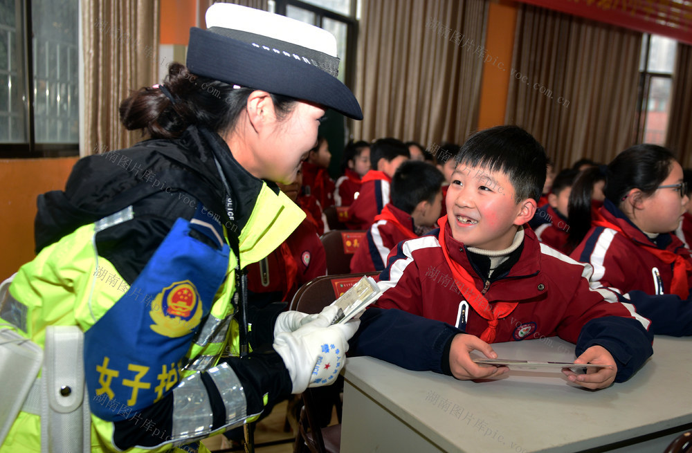 安全 交警 交通 学生 护航