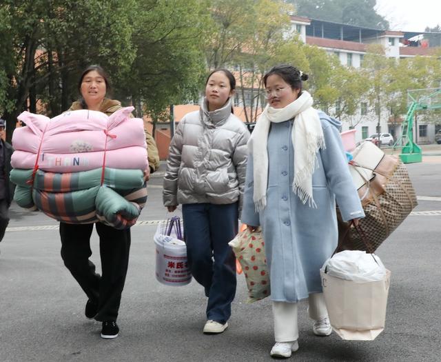    教师当搬运工     为学生服好务