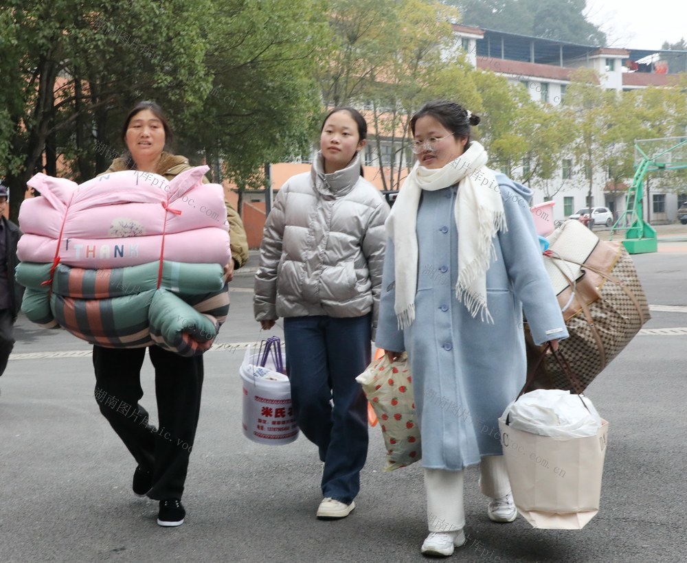    教师当搬运工     为学生服好务