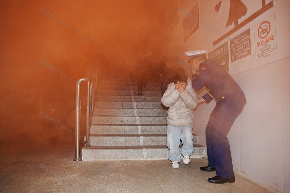 开学第一课 消防 安全 逃生 演练 科普 教育 校园