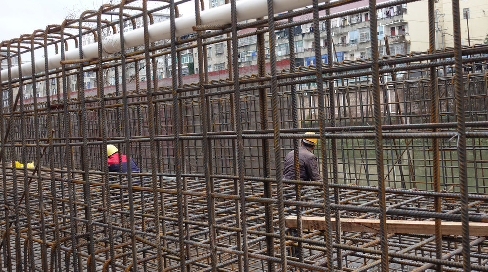 防洪堤  复工忙