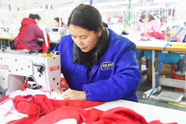  培育壮大民营企业   加快县域经济发展