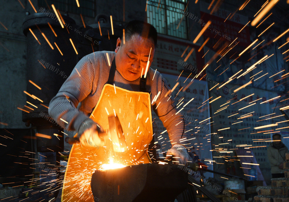 嘉禾：赶制传统农具备春耕