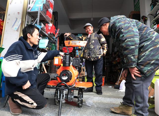   购农机      备春耕