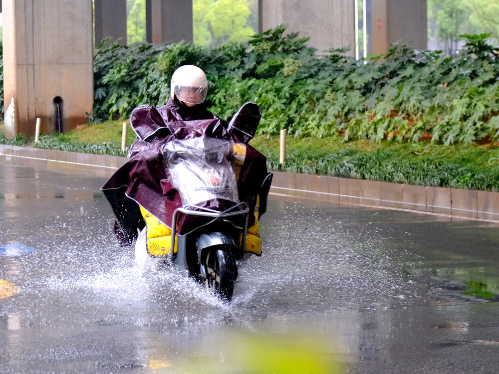 阴雨唱“主角”